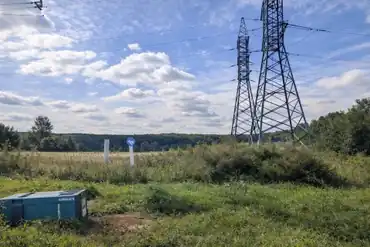 Земельный участок общей площадью - 173 494 кв. м, адрес: г. Москва, вн.тер.г. муниципальный округ Коммунарка, квартал 101, земельный участок 2, кадастровый номер 50:21:0120316:1221, земли населенных пунктов - многофункциональные общественные центры, ограничения и обременения: ограничения прав на земельный участок, предусмотренные ст. 56 Земельного Кодекса РФ, ЗОУИТ 77:06.2.2 Охранная зона ЛЭП 110 кВ "Битца - Ясенево" – на 30 389 м2, ЗОУИТ: 77.00.2.71, 77:00-6.122 Охранная зона ВЛ 220 кВ Бутово -