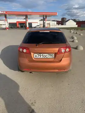 Автомобиль марки CHEVROLET модель KLAN, год выпуска: 2007, VIN-номер XUUNF487J70002432. Имущество находится в залоге у ПАО "Совкомбанк". Техническое состояние: Автомобиль на ходу. Требуется замена задней подвески полностью, замена сальника коленвала заднего. Замена прокладок коллектора впускного. Замена порогов, замена арок задних, замена правой передней двери, передних крыльев.