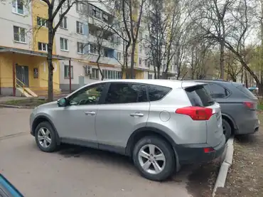 Автомобиль марки TOYOTA м одель RAV 4 2014 г.в. VIN-номер JTMYDREV30J014937. В залоге у ПАО «Совкомбанк».