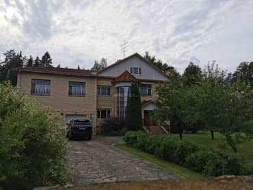 Жилой дом площадью 490,4 кв. м; Земельный участок, земли населенных пунктов, под индивидуальное жилищное строительство, площадь 3 707 кв. м; Земельный участок, земли населенных пунктов, для индивидуального жилищного строительства, площадь 2 100 кв. м, Московская область