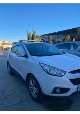 автомобиль марки HYUNDAI модель ix35 2012 г.в. VIN-номер TMAJU81BDDJ385323, в залоге у ПАО «СОВКОМБАНК»