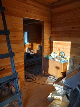 Земельный участок, общей площадью 1 900,00 кв.м, категория земель: земли населенных пунктов, виды разрешенного использования: для ведения личного подсобного хозяйства, кадастровый номер: 50:18:0050305:93 и находящийся на нем жилой дом общей площадью 117,2 кв.м., кадастровый номер: 50:18:0050305:551, находящиеся по адресу: 143263, МОСКОВСКАЯ ОБЛАСТЬ, г.о. Можайский, д. Межутино, д.2б.
Титульный собственник земельного участка: Потапов А.К. (личная собственность)
Титульный собственник жилого дома: Потапов А.К. (режим общей совместной собственности с Потаповой О.В.)
В жилом помещении никто не зарегистрирован (информация подтверждается должником).
Земельный участок огорожен забором, на участке расположен жилой дом. Жилое помещение электрифицировано, отсутствует водоснабжение, канализация, крыша железная, 2 этажа, фундамент ленточный.
На земельный участок могут быть наложены ограничения, которые указаны в документах по продаже имущества (см. выписку из ЕГРН).

Имущество не является новым, было в эксплуатации, продается в том состоянии, которое есть на момент его продажи.
В случае выявления каких-либо обстоятельств, информация о которых не была отражена финансовым управляющим по независящим от него причинам, покупатель, действующий разумно и осмотрительно, принимает риски по устранению данных обстоятельств на себя. В том числе, если в ЕГРН нет сведений о границах земельного участка, регистрация перехода права собственности будет невозможна без межевания. В этом случае покупатель осуществляет проведение межевания за свой счет.
В случае наложений судом, службой судебных приставов каких-либо ограничений (арестов и т.п.) на имущество/регистрацию перехода прав, указанные ограничения снимается покупателем за его счет самостоятельно при поддержке финансового управляющего.