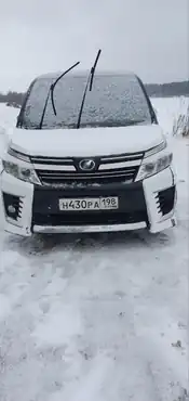 Автомобиль марки TOYOTA модель voxy 2014 г.в. номер кузова ZRR8O-0084985