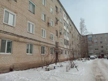 Квартира - 59 кв.м, адрес: Саратовская область, г. Маркс, пр-кт Строителей, д. 26, кв. 107, 3-комнатная, 1 этаж, кадастровый номер 64:44:090102:713, ограничения и обременения: зарегистрированы и проживают 4 человека, в том числе 1 несовершеннолетний, ведется судебная работа по выселению, наличие перепланировки/переустройства/​реконструкции установить невозможно