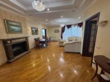 Жилое помещение (квартира), общая площадь 136,6 кв.м., кадастровый номер: 77:06:0003007:6154, адрес (местоположение) объекта: г. Москва, р-н Ломоносовский, ул. Гарибальди, д. 3, кв. 128; Прихожая: гардероб, гардеробный гарнитур (деревянный, 2 высоких шкафа для одежды, комод), картина (67 см х 57 см), шкаф для обуви деревянный, пуф, кресло, зеркало (98 см х 78 см), трюмо на ножках и платформе (темное дерево 116 см х 89 см) с выдвижным ящиком, декоративная ваза, 2 картины (13,5 см х 16 см), 2 свет