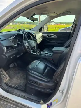 Легковой автомобиль марки: CHEVROLET, модель: TRAVERS, год выпуска: 2018 г., кузов №: 1GNEV8KW8JJ226510, идентификационный номер (VIN): 1GNEV8KW8JJ226510. В залоге у ПАО «Совкомбанк».